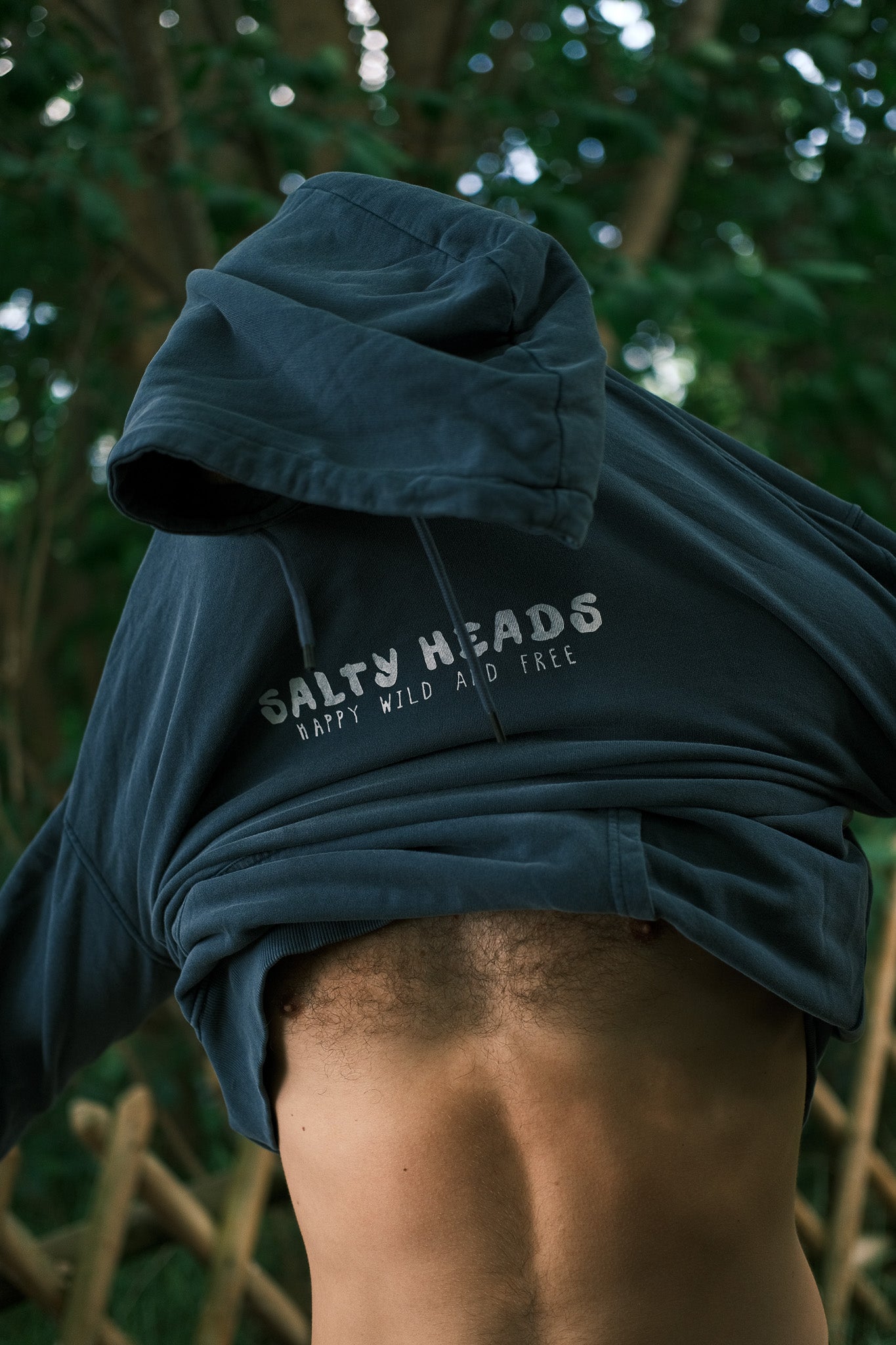 Happy wild and free // Washed Hoodie "blau, schwarz"