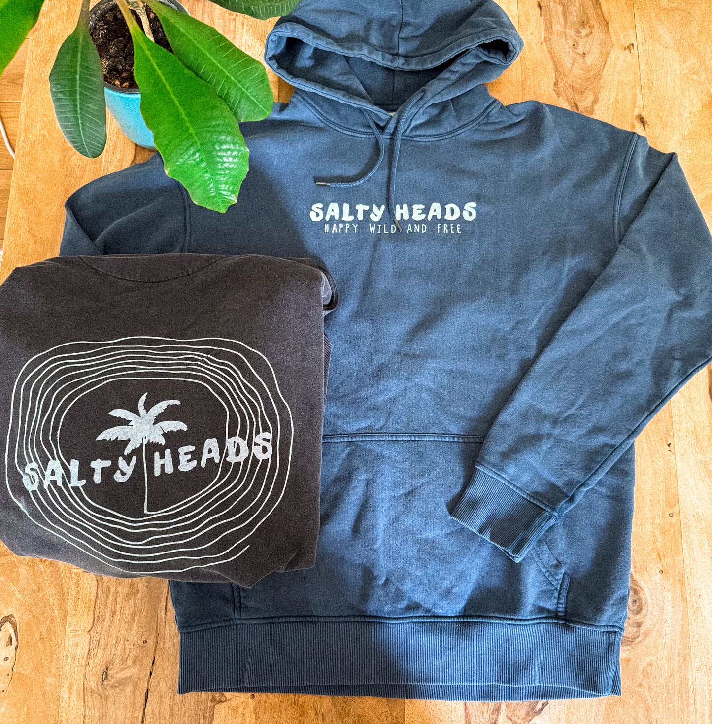Happy wild and free // Washed Hoodie "blau, schwarz"