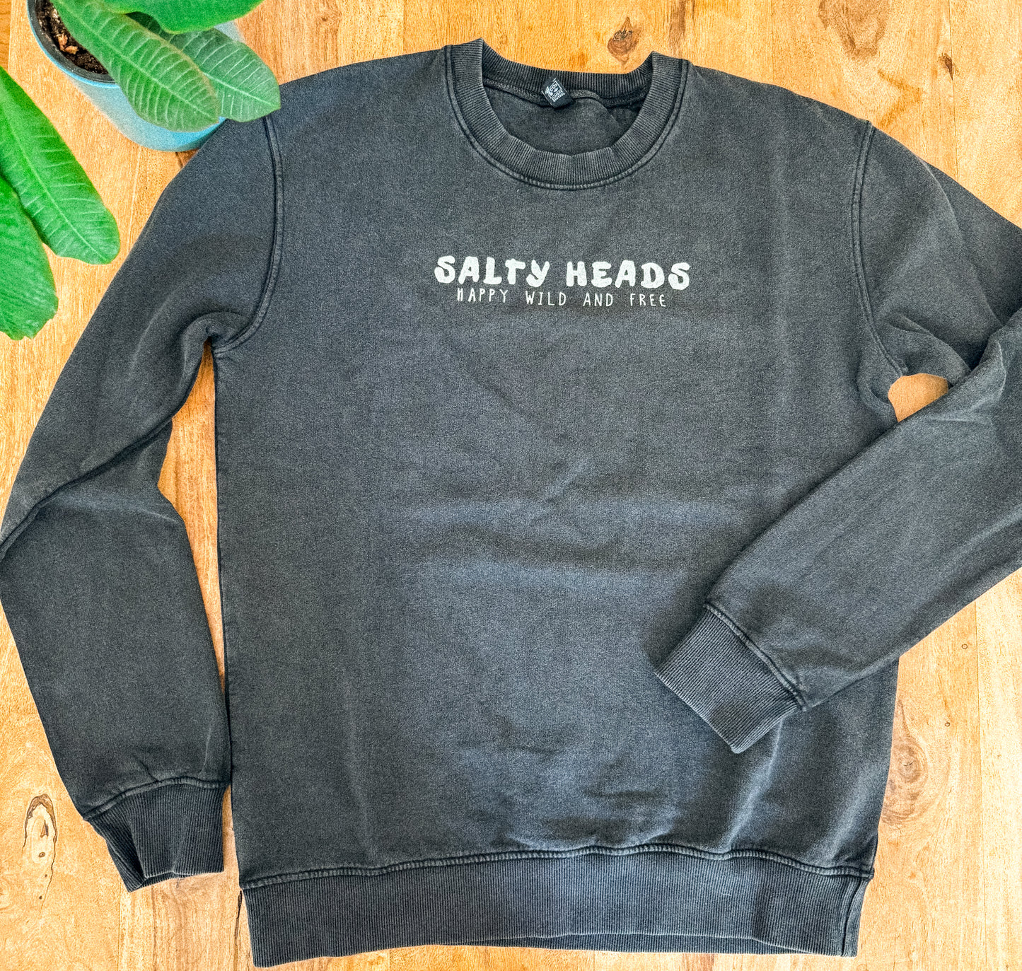 Happy wild and free // Washed Sweater "schwarz, rot"