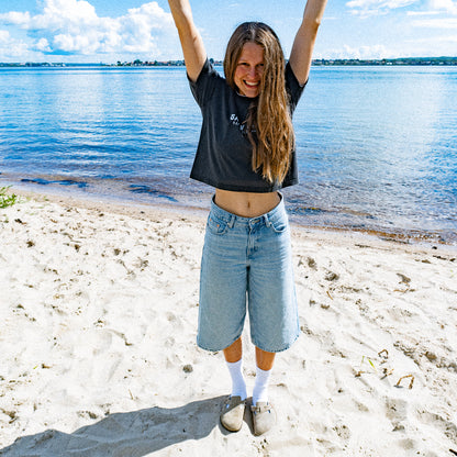 Happy wild and free// Crop Top "verwaschenes schwarz"