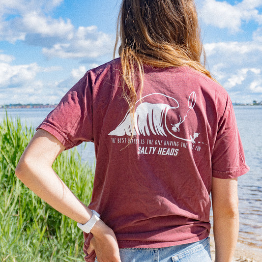 The best surfer is the one having the most fun // Washed Shirt "rot"