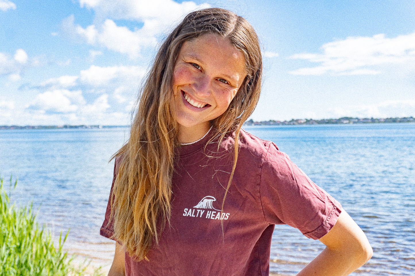 The best surfer is the one having the most fun // Washed Shirt "rot"
