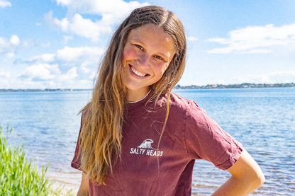 The best surfer is the one having the most fun // Washed Shirt "rot"