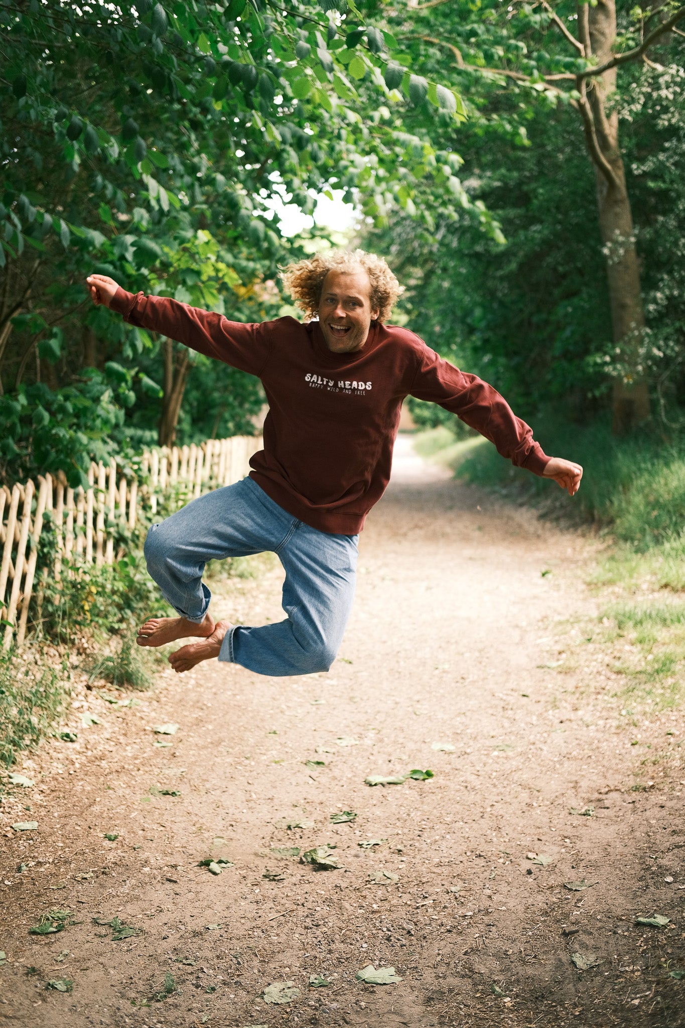 Happy wild and free // Washed Sweater "schwarz, rot"